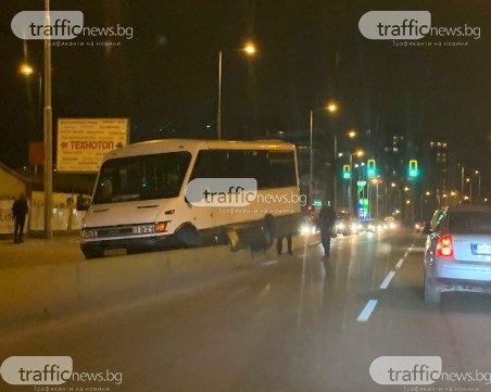 Пътнически микробус самокатастрофира на столичен булевард