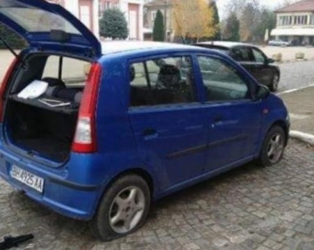 Потрошен автобус и нарязани гуми на политици във Видин