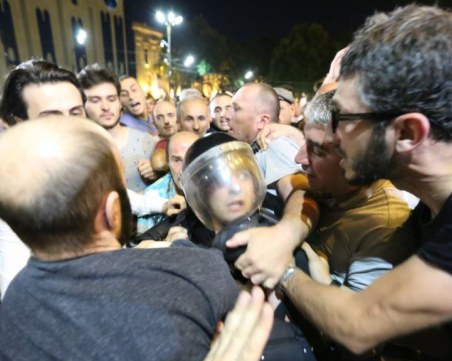Протестиращите са блокирали всички входове на парламента в Тбилиси