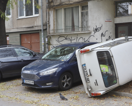 Разярен шофьор обърна кола, за да може да паркира пред дома си