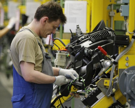 Синдикати: Фирми карат служители да си вадят болнични и да работят