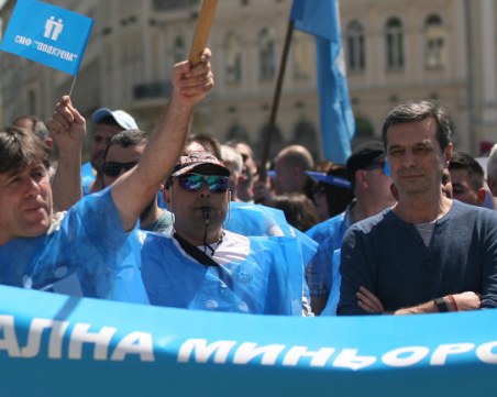 Синдикати готови на национален протест заради орязаните болнични