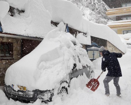 Снежно бедствие в Австрия: Свлачища, лавини и спирания на тока заради обилните валежи