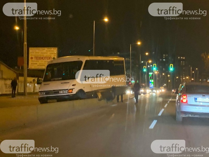 Пътнически микробус самокатастрофира на столичен булевард