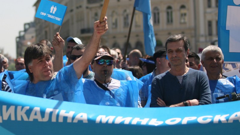 Синдикати готови на национален протест заради орязаните болнични
