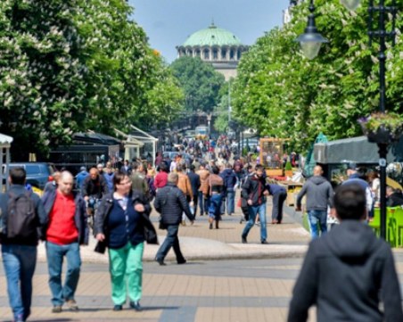 Битката за втора пенсия е за 15 милиарда лева, а колко хора ще пият по една студена вода?