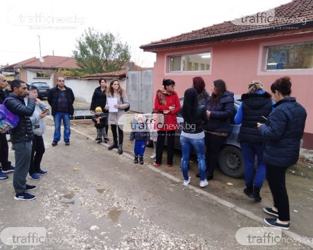 Десетки родители в Царимир притеснени за децата си, потресени са от уволнението на директорката