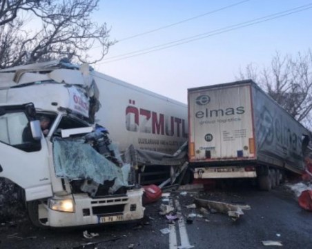 Два тира се блъснаха и запушиха пътя от Плевен за София