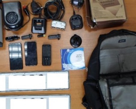 Наши автоапаши газят полицаи в Гърция и бягат, обрали 13 коли