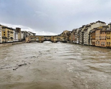 Един от най-прочутите мостове скоро под вода? Бедствено във Флоренция и Пиза