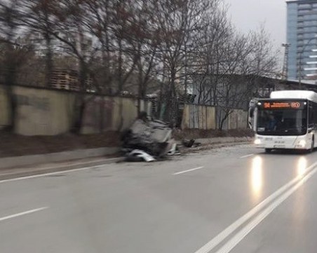 Пиян шофьор нацели патрулка и се обърна в столичния 