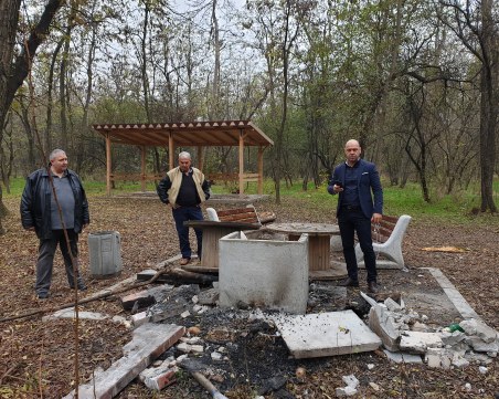 Вандали потрошиха едно от барбекютата в парк Лаута