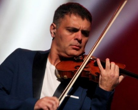 Васко Василев разкрива магията на музиката пред малчугани в София