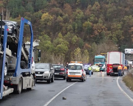 Верижна катастрофа затапи Е-79, жена е пострадала