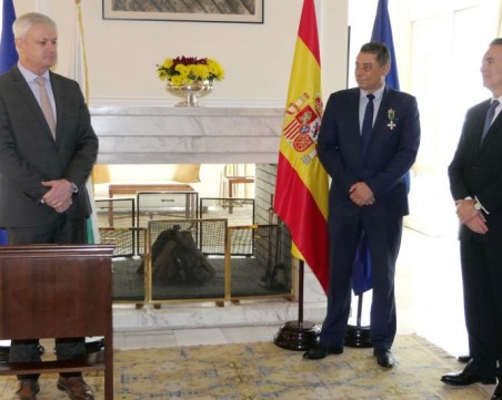 Испания отличи наш антимафиот с Бял кръст