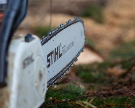 Мъж от Петрич се ядоса на музиканти, влезе в заведение с моторна резачка