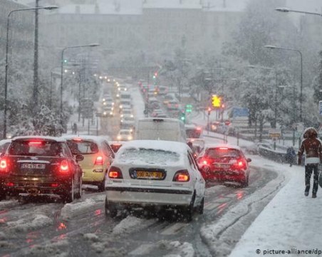Продължава снежната блокада във Франция!15 000 домакинства останаха без ток