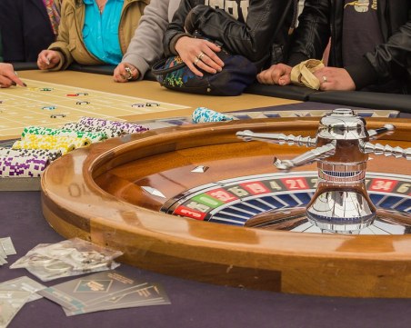 Разносвач на пици инсценира грабеж заради профукани служебни пари в казино