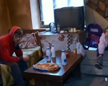 Семейство със 7 деца от 3 месеца живее без ток