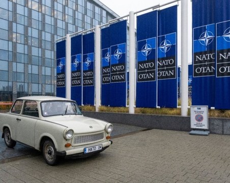 Трабантът на Паси паркира пред централата на НАТО