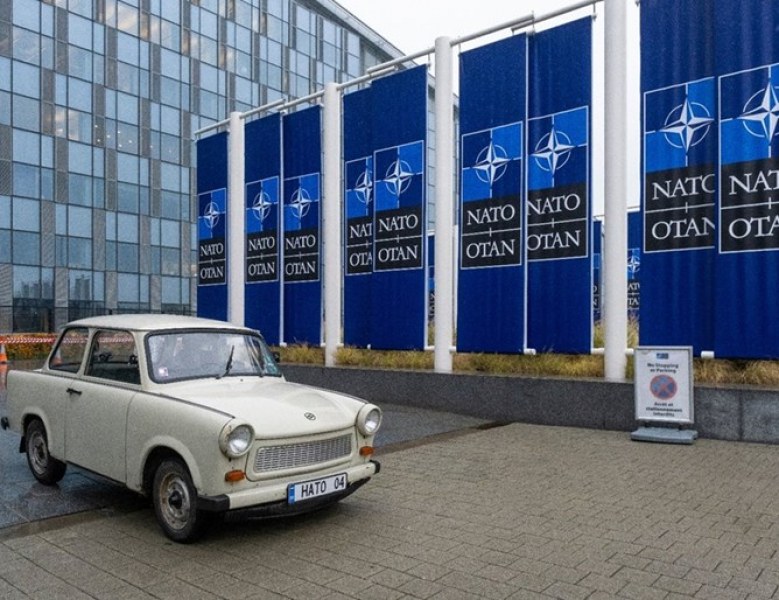 Трабантът на Паси паркира пред централата на НАТО