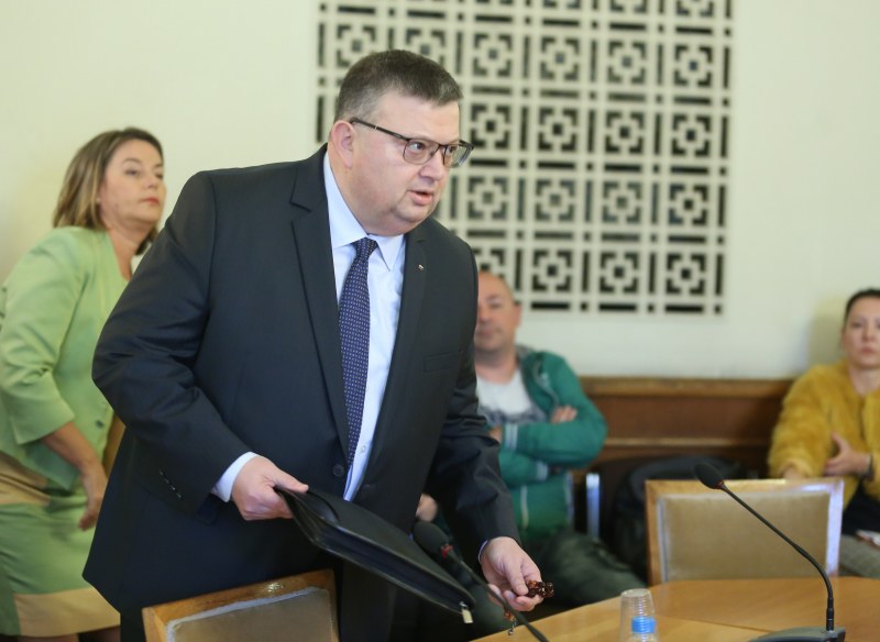 Цацаров поема комисията за антикорупция, убедили го трудно