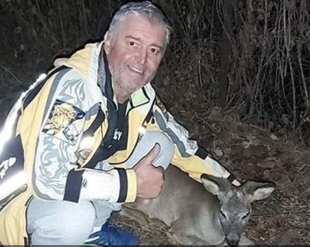 Добро дело! Мъж спаси еленче, нападнато от глутница кучета