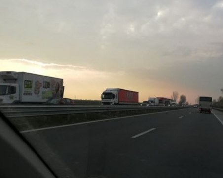 ПТП запуши АМ Тракия! Микробус се натресе в тир и автомобил