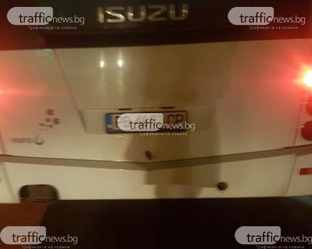 Скандал в пловдивски автобус: Кондуктор взе картите на ученик, отказа да му ги върне