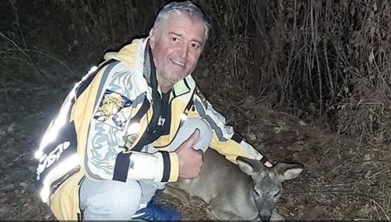 Добро дело! Мъж спаси еленче, нападнато от глутница кучета