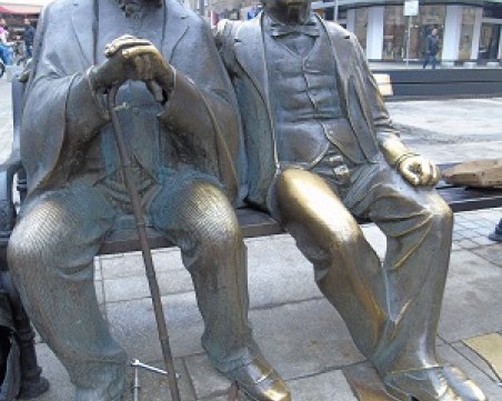 Бастунът на фигурата на Пенчо Славейков отново си е мястото