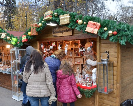 Коледно настроение завладява София, откриват Немския базар в центъра