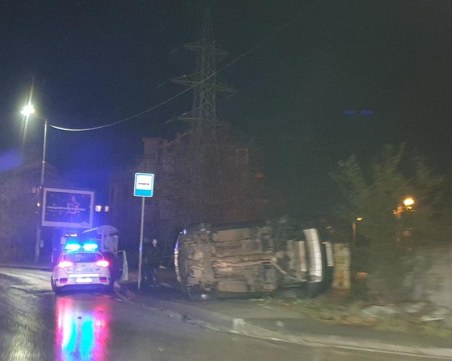 Обърнати две коли запушиха в час пик Симеоновско шосе в София