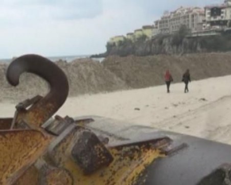 Пясъчна дига на плажа в Созопол втрещи местните
