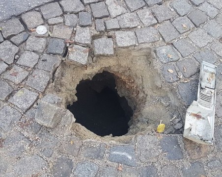 Портал към Долната земя се появи в София, огромна дупка на пътя шокира граждани