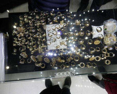 Удар на полицията! Конфискуваха над 2 килограма злато без произход, имитирали световни марки