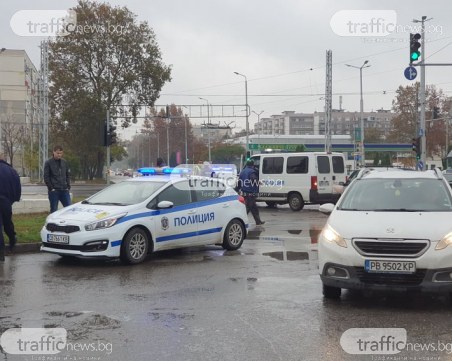 Верижна катастрофа с бус на полицията в Пловдив! Полицай е откаран в болница