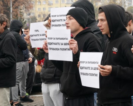 Втори ден протести пред Парламента срещу Валери Симеонов