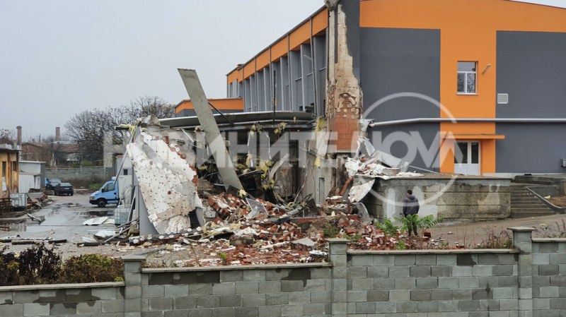 Котел гръмна в предприятие в Харманли, сградата е срутена