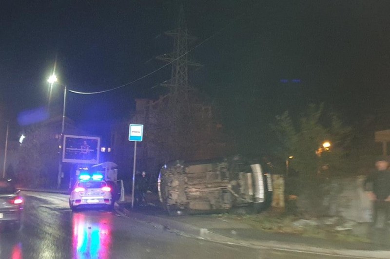 Обърнати две коли запушиха в час пик Симеоновско шосе в София