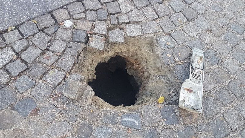 Портал към Долната земя се появи в София, огромна дупка на пътя шокира граждани