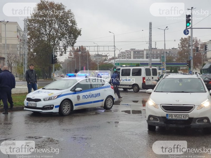 Верижна катастрофа с бус на полицията в Пловдив! Полицай е откаран в болница