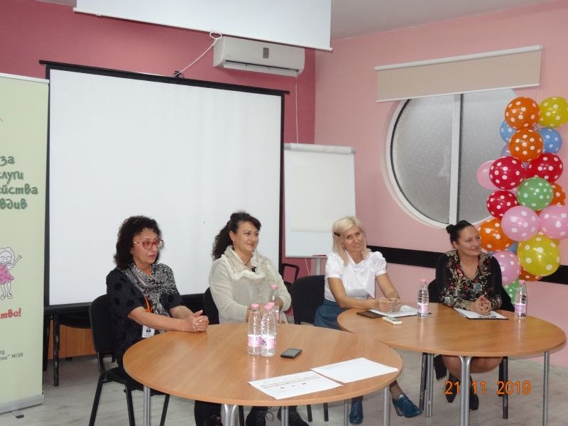Две сестрички, настанени в приемни семейства, се срещнаха със своя брат в Пловдив