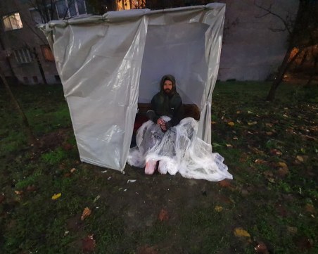 Бездомникът Валентин вдигна накрак полиция и Бърза помощ, отказва да се прибере в приюта