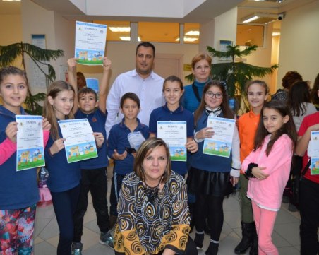 Деца измайсториха снежен човек, карта на България и кошче за отпадъци от опаковки