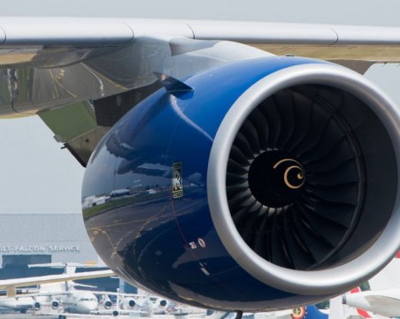 Двигател на пътнически самолет се подпали в движение