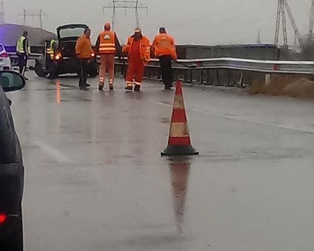 Кола се заби в мантинелата на изхода на София към АМ 