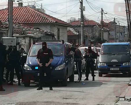 Криминалисти разбиха банда за кражби! 6 са арестувани при спецакция в Бургас