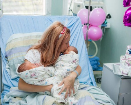 Лекари спасиха родилка с близнаци, тя прегърна за първи път бебетата за рождения си ден