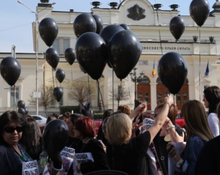 Майки на деца с увреждания на протест! Искат Валери Симеонов да подаде оставка